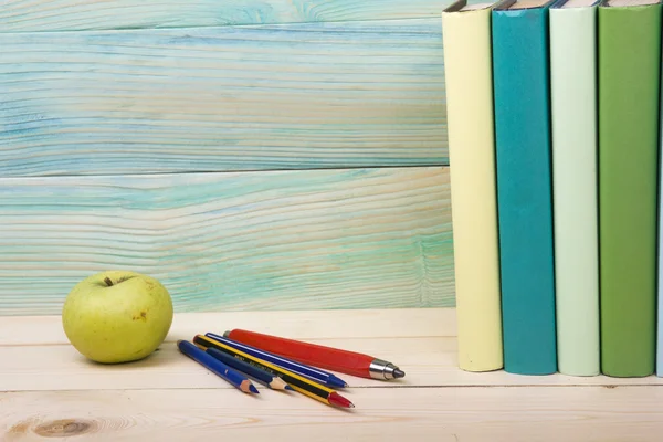 Zpátky do školy. Stoh knih barevné na dřevěný stůl — Stock fotografie