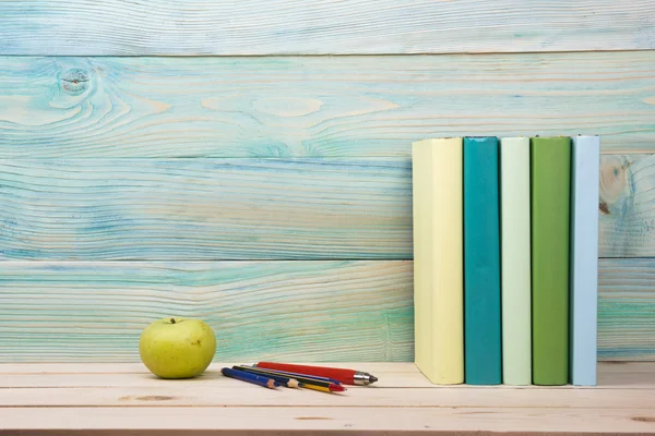 De vuelta a la escuela. Montón de libros de colores en la mesa de madera . — Foto de Stock