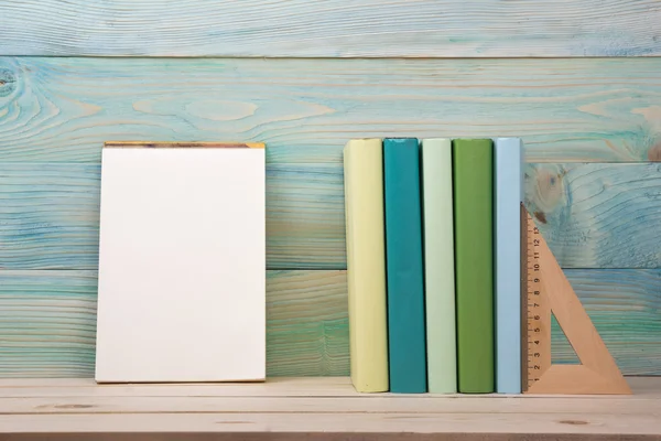 Powrót do szkoły. Stos kolorowych książek na drewnianym stole — Zdjęcie stockowe
