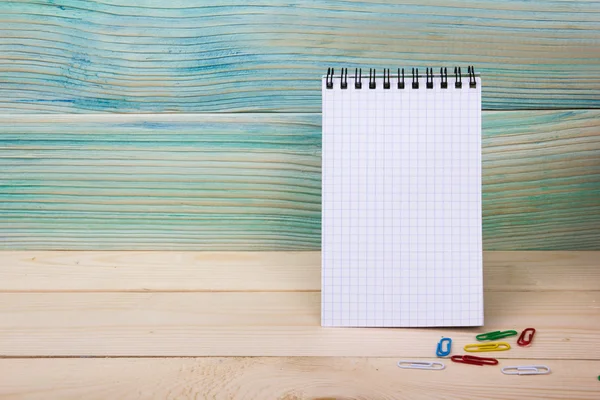 Je retourne à l'école. Empilement de livres colorés sur table en bois . — Photo