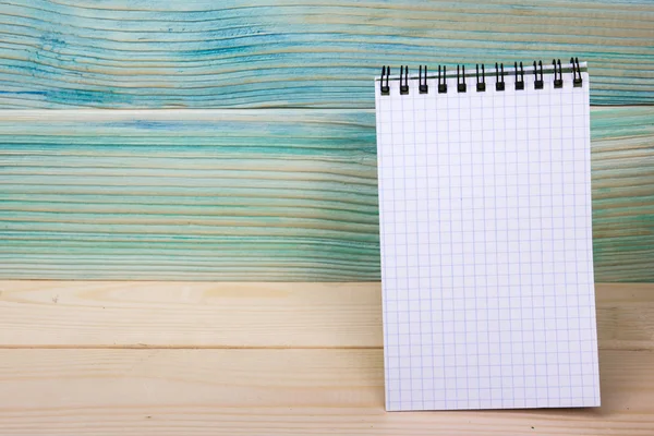 Je retourne à l'école. Empilement de livres colorés sur table en bois . — Photo