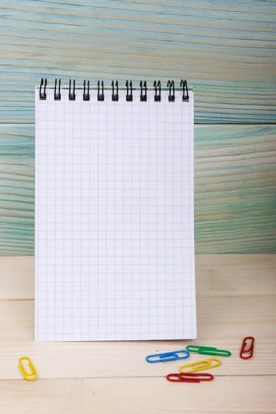 Terug naar school. Stapel kleurrijke boeken op houten tafel. — Stockfoto