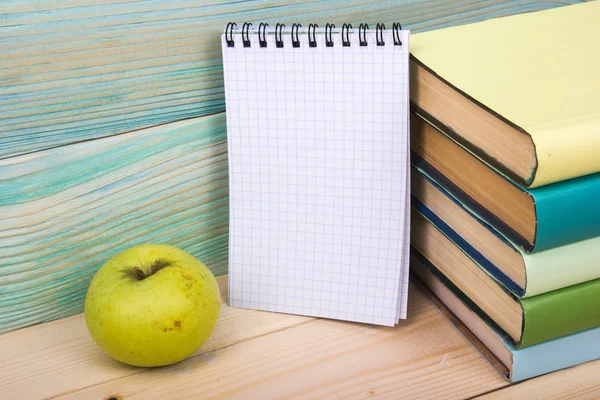 De vuelta a la escuela. Montón de libros de colores en la mesa de madera . — Foto de Stock