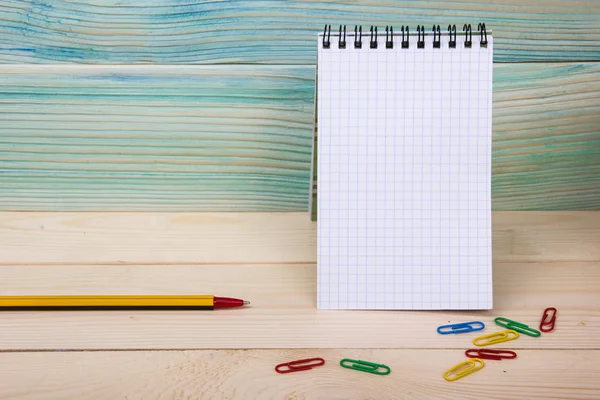 Je retourne à l'école. Empilement de livres colorés sur table en bois . — Photo