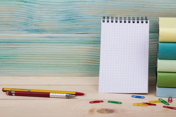 Zurück zur Schule. Stapel bunter Bücher auf einem Holztisch. sp — Stockfoto