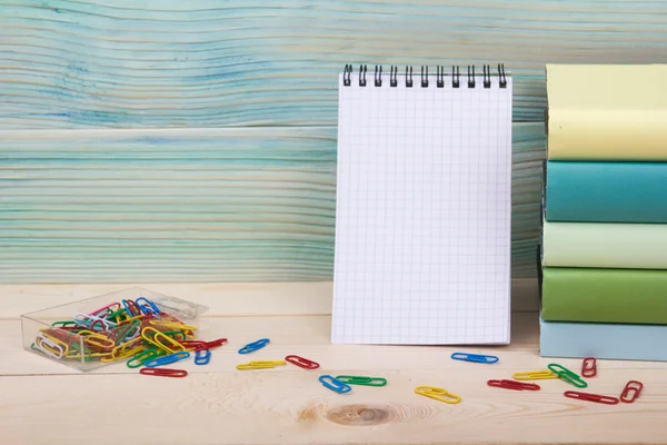 De vuelta a la escuela. Montón de libros de colores en la mesa de madera. Copiar sp — Foto de Stock