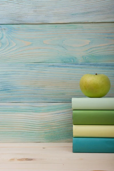 Zurück zur Schule. Stapel bunter Bücher auf Holztisch. — Stockfoto