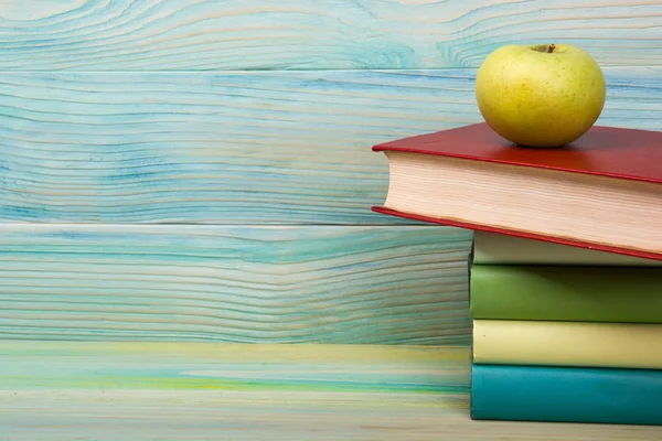 Πίσω στο σχολείο. Στοίβα από πολύχρωμα βιβλία στο ξύλινο τραπέζι. — Φωτογραφία Αρχείου