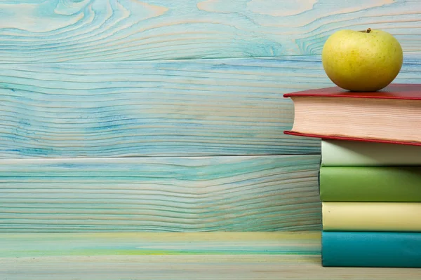 De vuelta a la escuela. Montón de libros de colores en la mesa de madera . — Foto de Stock