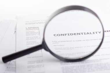 Büyüteç ile kitap yığını. Arama bilgileri.