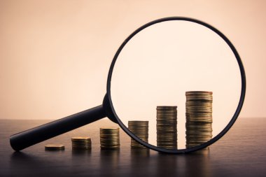 Bankacılık. Bankaya git. Sikke yeşil zemin üzerine altın sütunlar