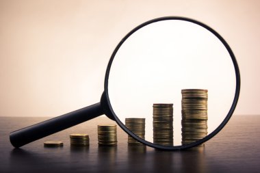 Bankacılık. Bankaya git. Sikke yeşil zemin üzerine altın sütunlar