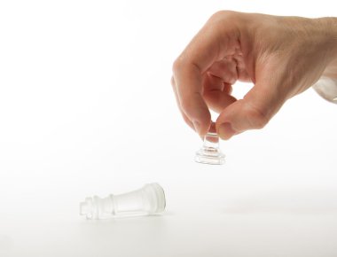 Şah mat. Satranç oyunu oynarken iş adamı. İş kavramı stratejisi, liderlik, ekip ve başarı