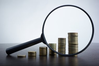 Büyüteç Camı. Altın sikke sütunlarından grafik. Büyüme.