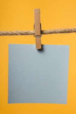 Kağıt notları giyim pimleri iple asılı boş, alanı Kopyala 