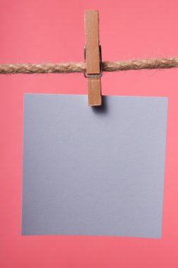 Kağıt notları giyim pimleri iple asılı boş, alanı Kopyala 