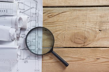 Mimari Proje, taslakları, vintage ahşap arka plan üzerinde damalı boş kağıt kalem ile yakın plan rulo. İnşaat kavramı. Mimar işyeri üstten görünüm. Kopya alanı