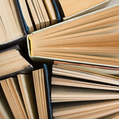 Üstten Görünüm ciltli kitap üzerinde beyaz izole bir daire içinde. Okula dönüş