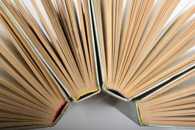 Üstten Görünüm ciltli kitap üzerinde beyaz izole bir daire içinde. Okula dönüş