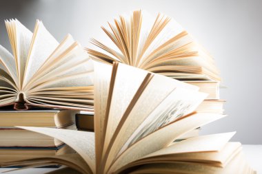 Üstten Görünüm ciltli kitap üzerinde beyaz izole bir daire içinde. Okula dönüş