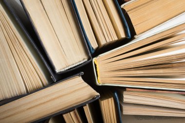 Üstten Görünüm ciltli kitap üzerinde beyaz izole bir daire içinde. Okula dönüş