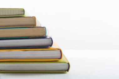 Renkli kitap, açık kitap yığını. Okula dönüş