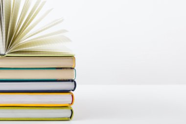 Renkli kitap, açık kitap yığını. Okula dönüş