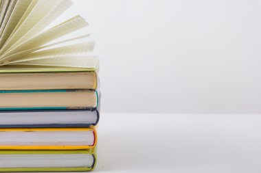 Renkli kitap, açık kitap yığını. Okula dönüş