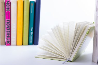 Renkli kitap, açık kitap yığını. Okula dönüş