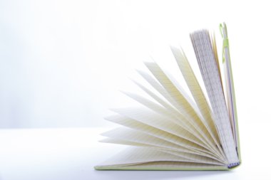 Renkli kitap, açık kitap yığını. Okula dönüş