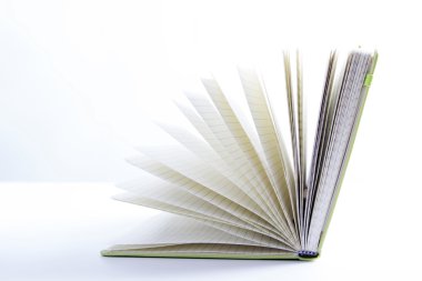 Renkli kitap, açık kitap yığını. Okula dönüş