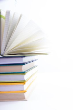Renkli kitap, açık kitap yığını. Okula dönüş