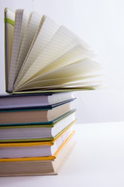 Renkli kitap, açık kitap yığını. Okula dönüş
