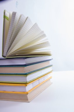 Renkli kitap, açık kitap yığını. Okula dönüş
