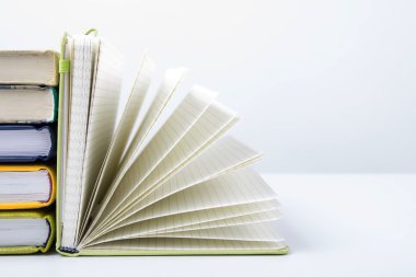 Renkli kitap, açık kitap yığını. Okula dönüş