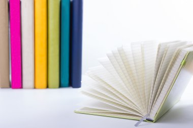 Renkli kitap, açık kitap yığını. Okula dönüş