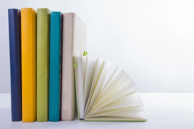 Renkli kitap, açık kitap yığını. Okula dönüş