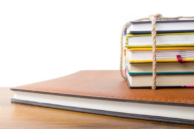 Renkli kitaplar ve açık kitap yığını. İş ve metniniz için boş yer beyaz zemin üzerine izole kendini geliştirme için fikirler