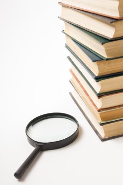 Büyüteç ile kitaplar. Arama bilgileri.