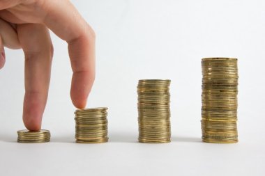 Beyaz arka plan üzerinde izole sikke sütun