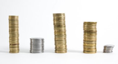 Beyaz arka plan üzerinde izole sikke sütun