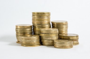 Beyaz arka plan üzerinde izole sikke sütun