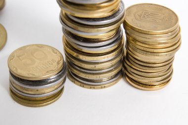 Beyaz arka plan üzerinde izole sikke sütun