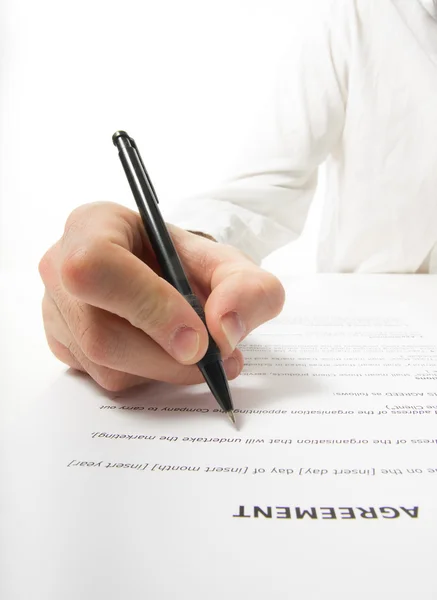 Handsignierpapiere von Geschäftsleuten. Rechtsanwalt, Makler, Geschäftsmann — Stockfoto