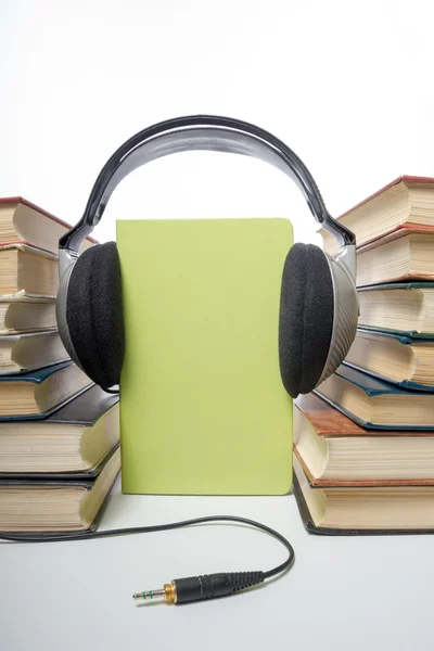 Koncepcja audiobook. Książki i słuchawki. — Zdjęcie stockowe