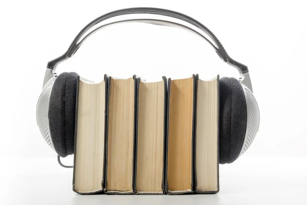 Ljudbok-konceptet. Böcker och hörlurar. — Stockfoto