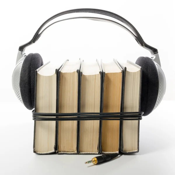 Audioboek concept. Boeken en hoofdtelefoon. — Stockfoto