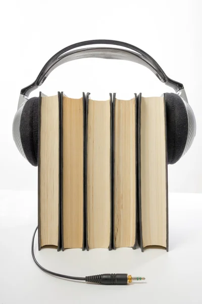 Audioboek concept. Boeken en hoofdtelefoon. — Stockfoto