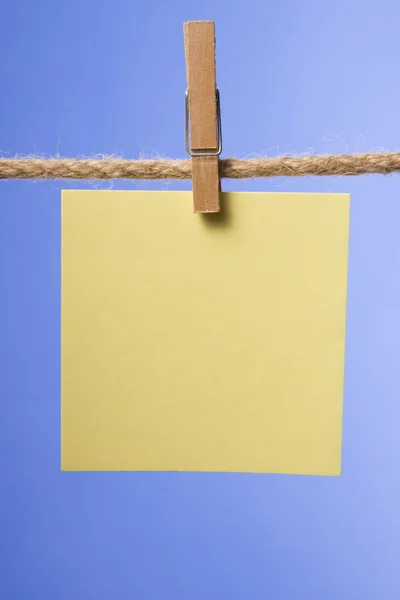 Notas de papel em branco penduradas na corda com pinos de roupas, espaço de cópia — Fotografia de Stock