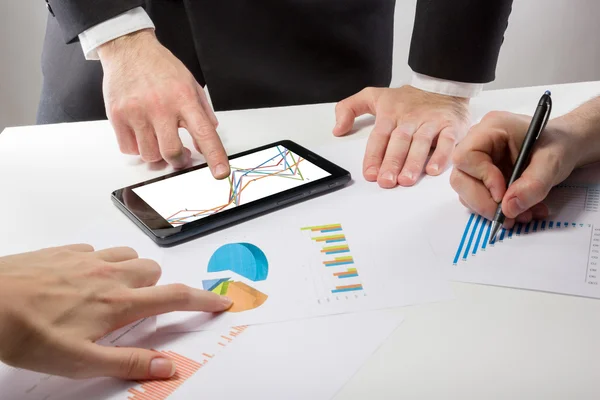 Geschäftsleute bei einem Meeting zur Analyse von Finanzberichten diskutieren — Stockfoto